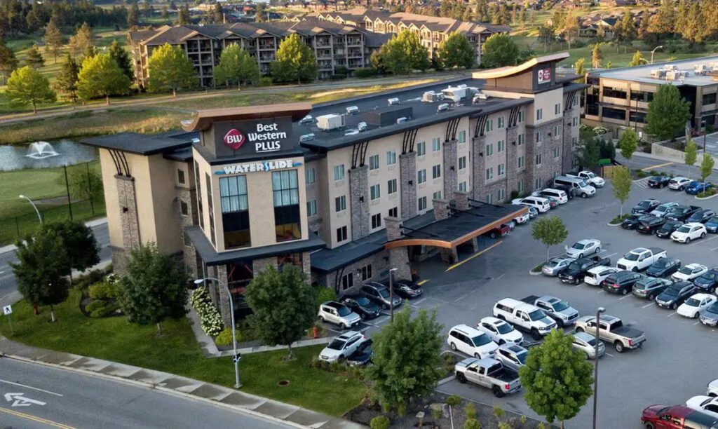 Aerial view of the Braemar Group hotel and its parking lot